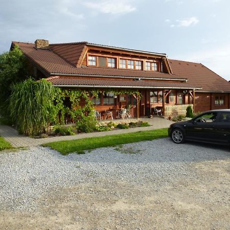 Restaurace Vraz Hotel Trhove Sviny Bagian luar foto