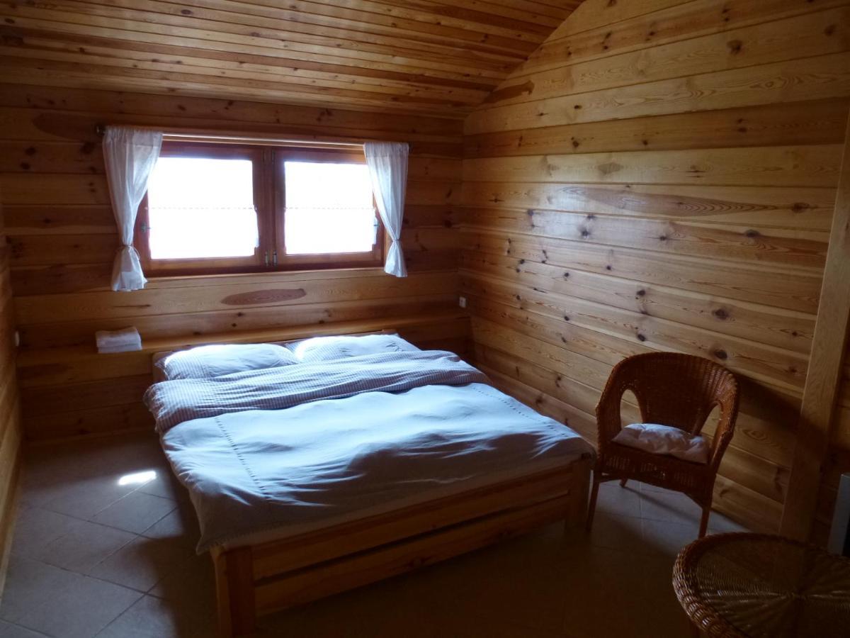 Restaurace Vraz Hotel Trhove Sviny Ruang foto